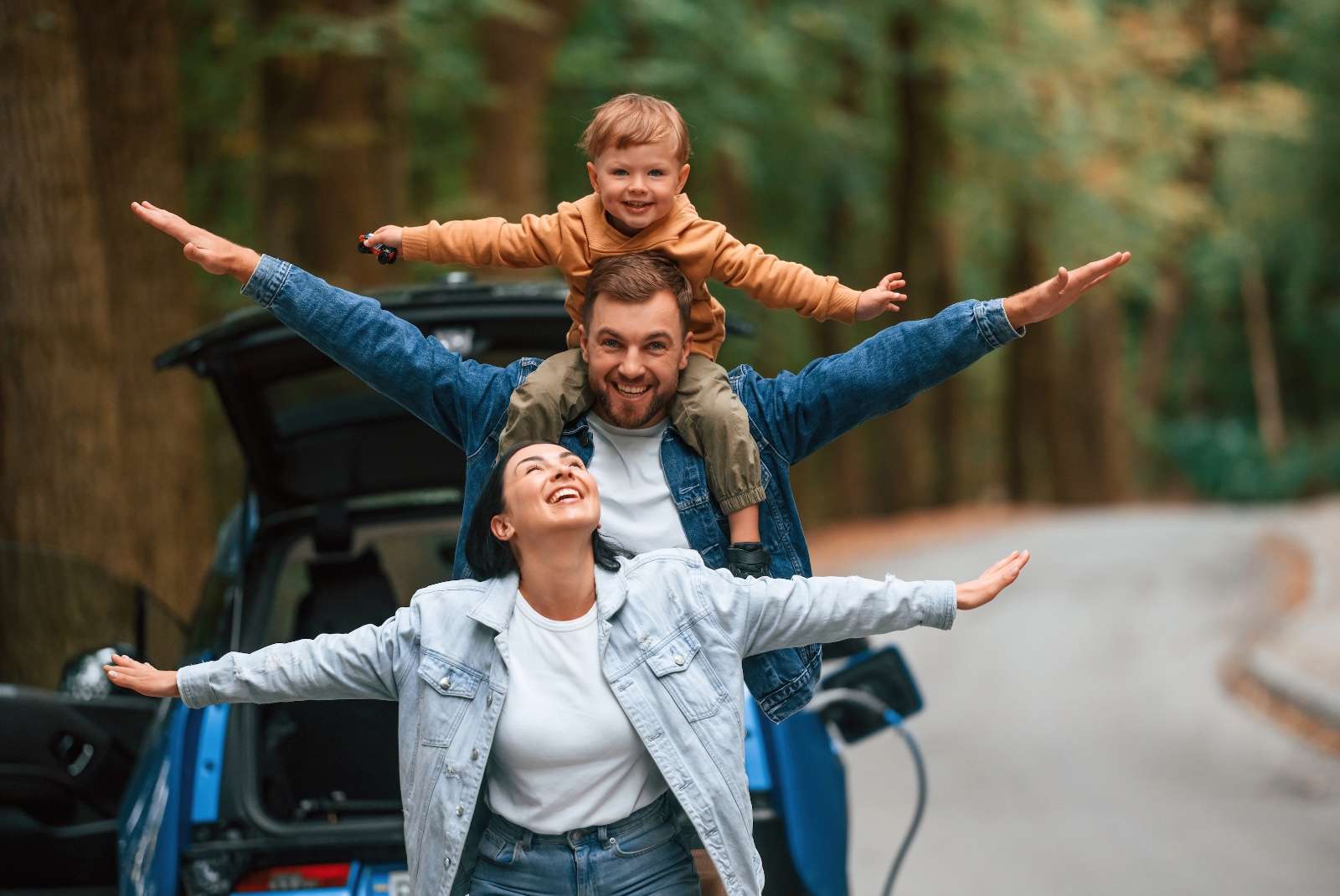 Família feliz comprando carro